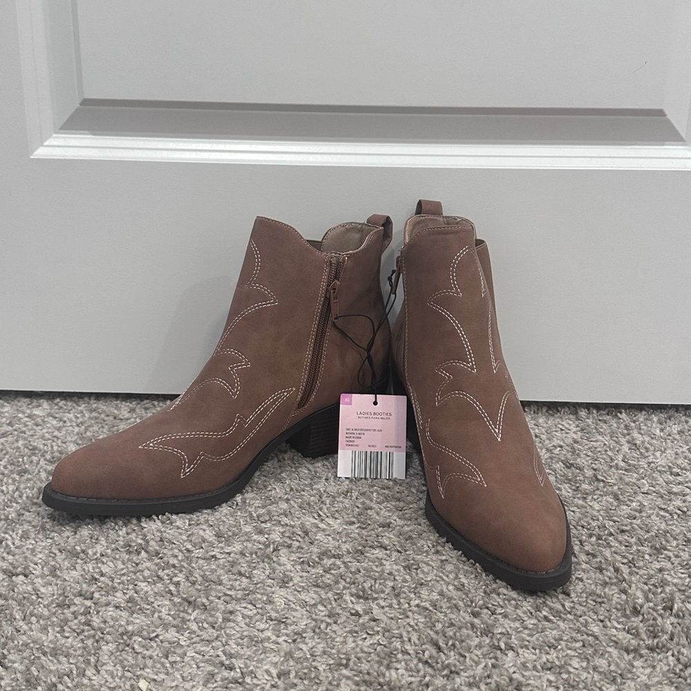 New With Tags, Women’s cowgirl ankle boots. Size 10.